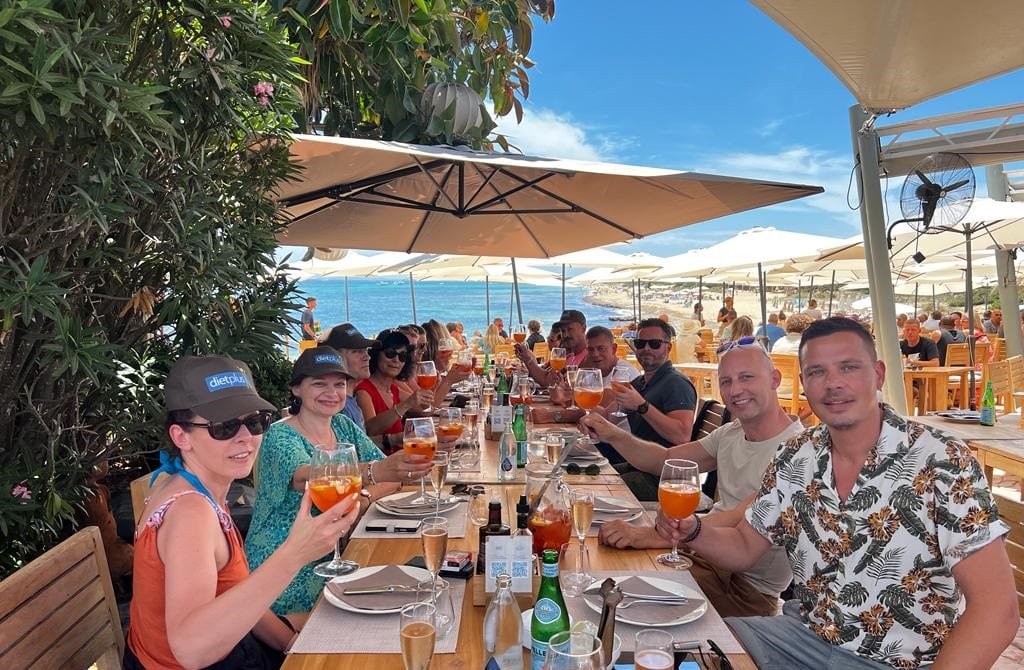 Groupe de personnes mangeant en terrasse