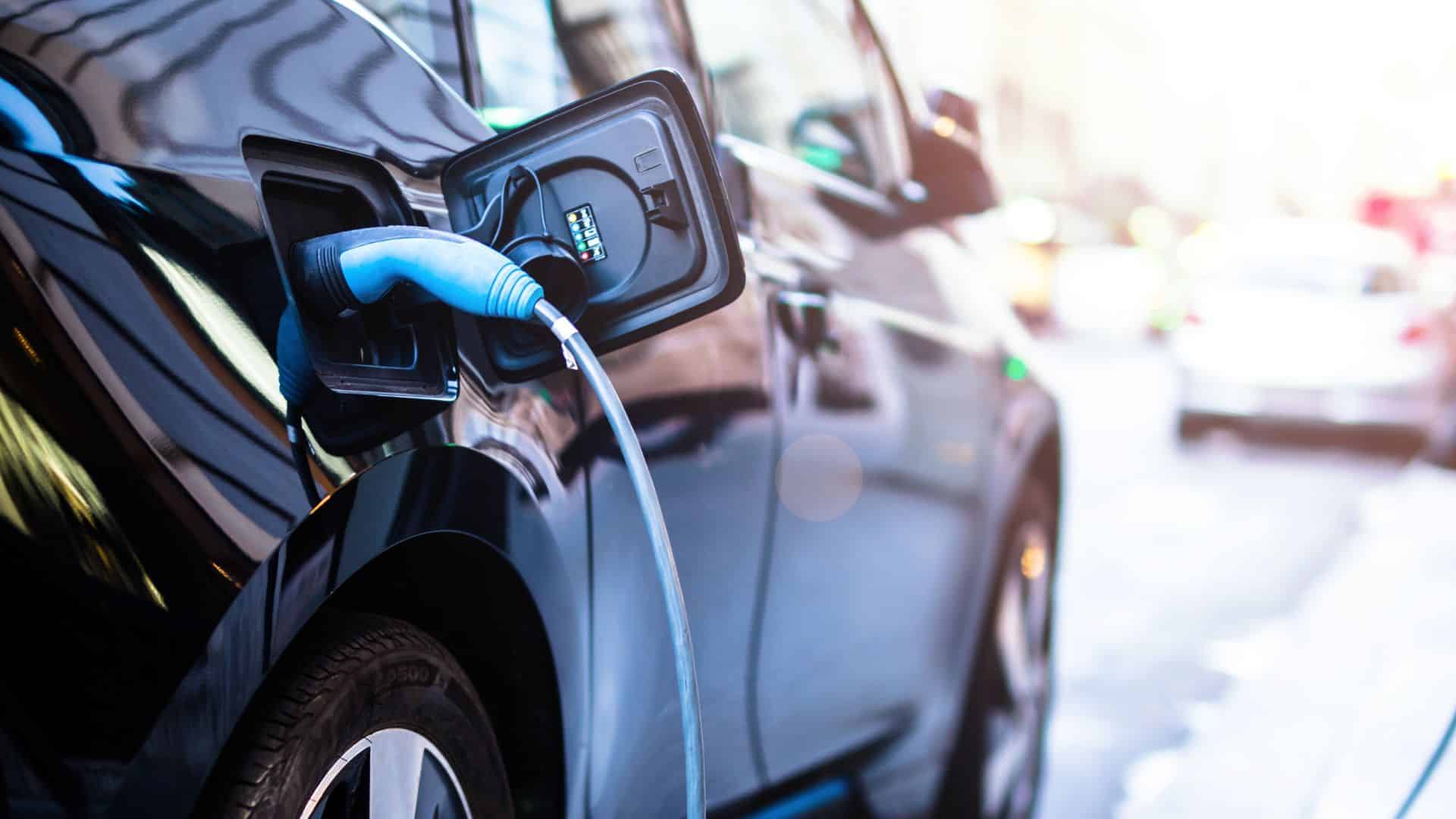 Bornes de recharge pour voitures électriques : Powerdot équipe les parkings des franchises