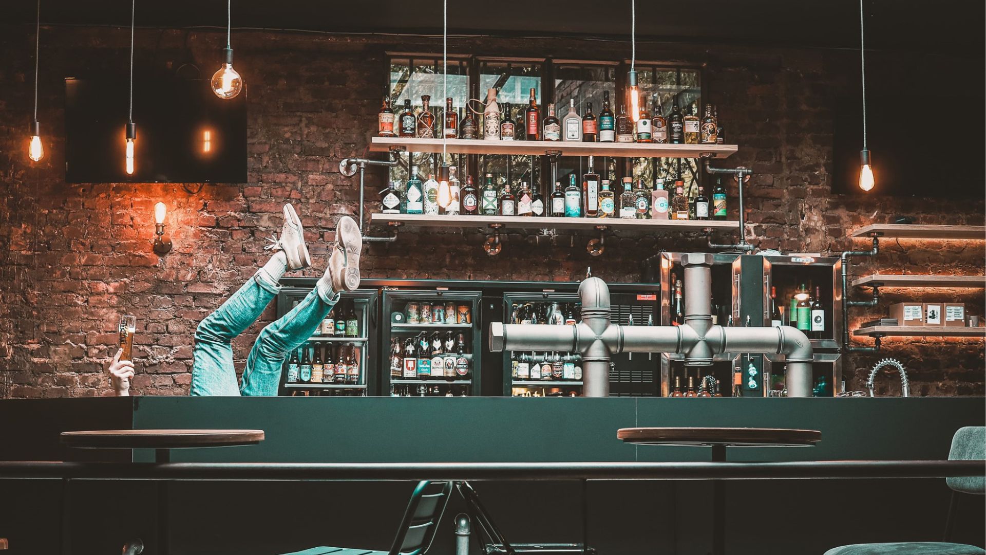 Ouvrir un bar en franchise : découvrez le concept atypique du Levrette Café