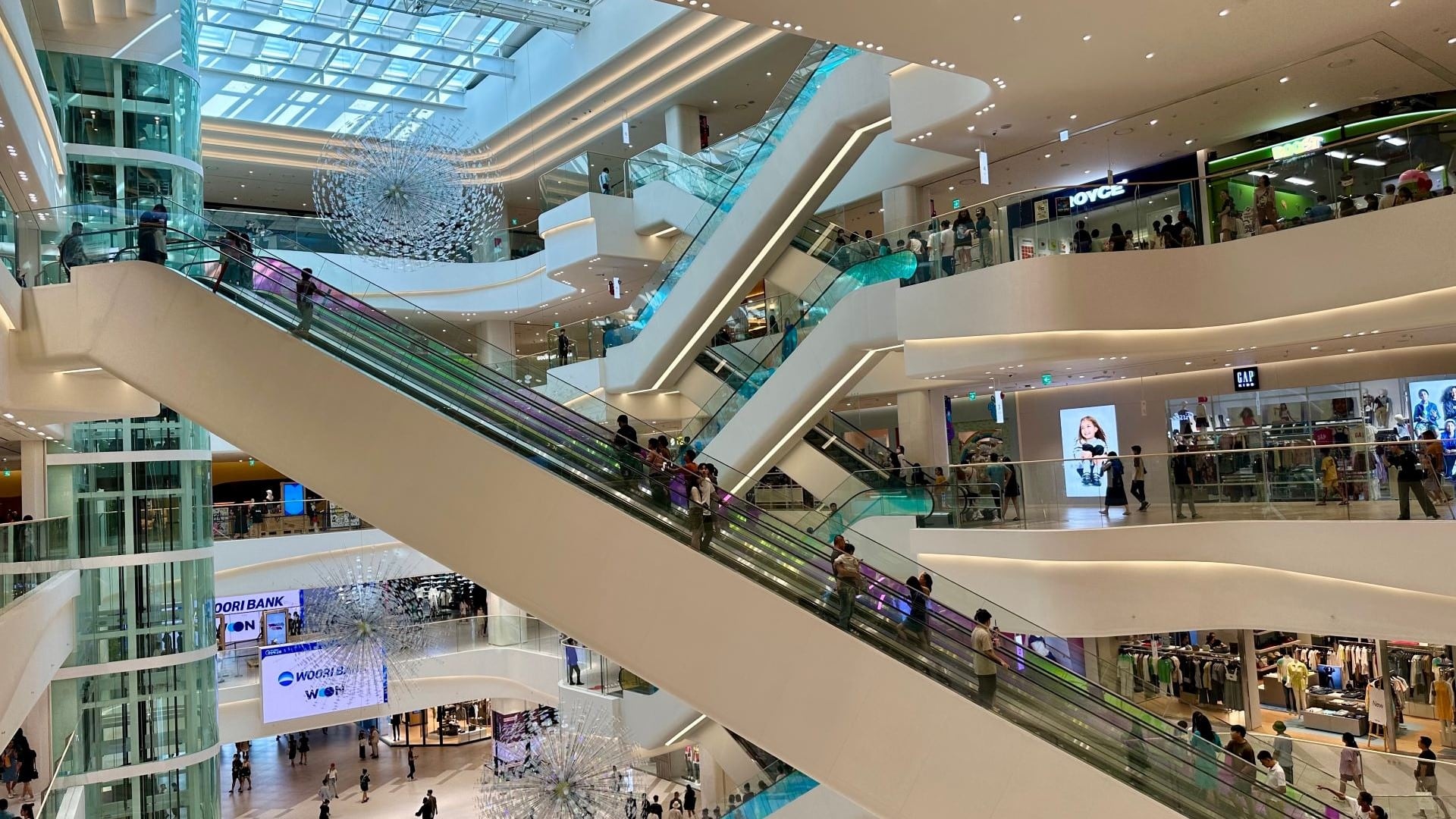 Comment les centres commerciaux séduisent-ils les consommateurs ?